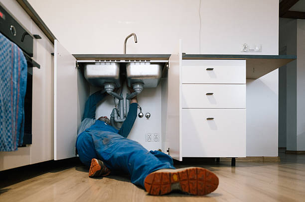 Professional Emergency Plumber technician working in North Lima, OH
